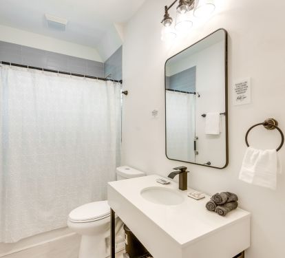 Full Bathroom | 2nd Floor | Complimentary Toiletries | Hair Dryer