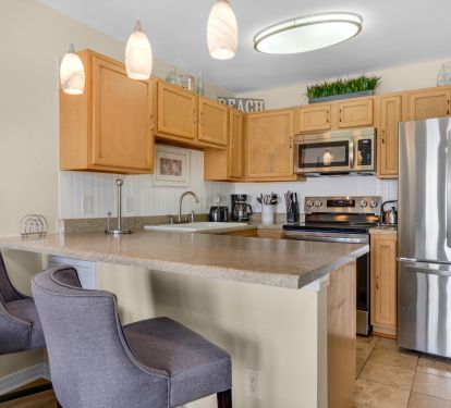 Kitchen with eat at bar
