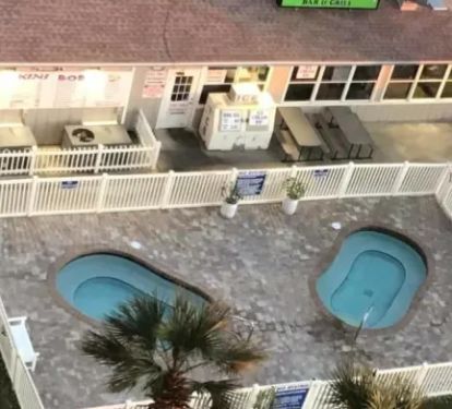 Bikni Bob's on site bar and grill - 2 hot tubs