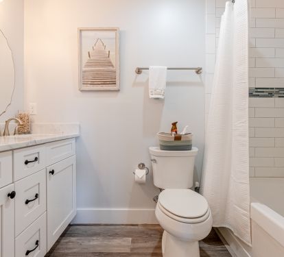 Guest full bath with tub/shower- 2nd floor 