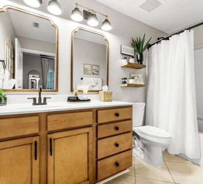 The en-suite bath off the main bathroom has a shower/tub combo. Amenities include Hairdryer, Handsoap, Makeup Wipes, Tissue, Cotton Swabs, Hair Ties and Makeup rounds.