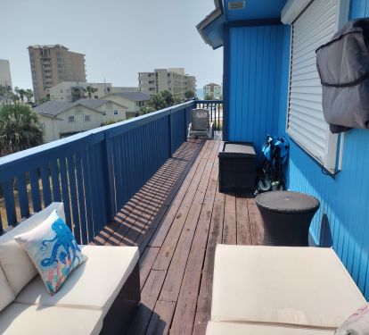 Outside seating with TV. Beach supplies for guest.