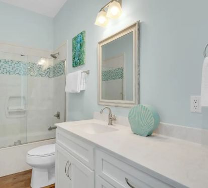 Breeze-24 Bed 3 - Private Bath - Frameless glass shower/tub combo.