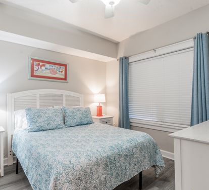 Guest room, queen bed, smart tv, private bathroom entrance