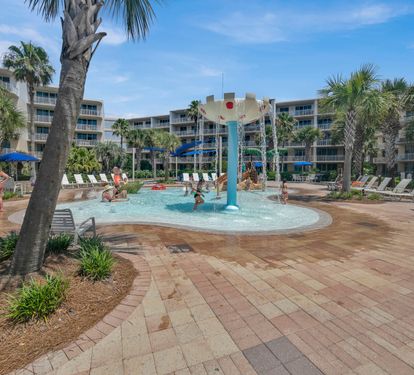 Enclosed toddler splash pad with waterslide
