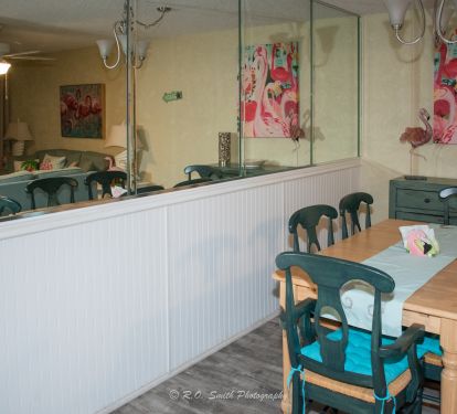 Dining area seats 6 