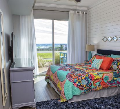 GULF FRONT King-sized Master Bedroom, Private Bath, 52" Smart TV, Gulf View