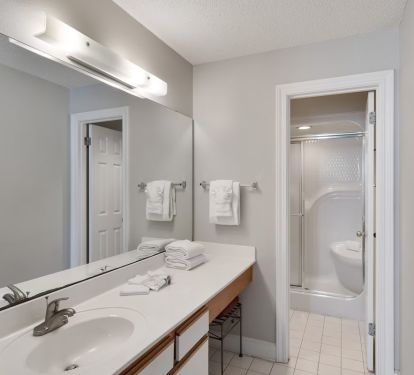 Bedroom 1 en suite Bathroom