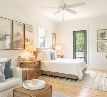 Carriage House with Living and Bedroom Space + TV
