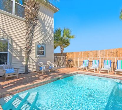 Shipwatch-6 offers a (seasonally heated) private pool with ocean view.