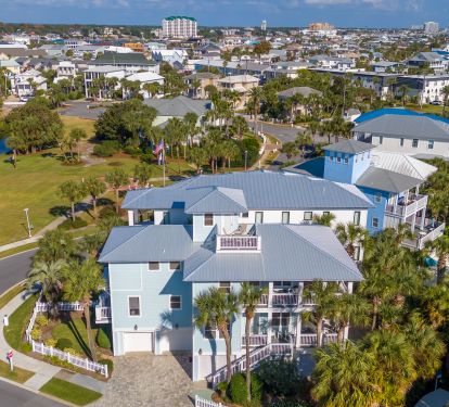 Spacious beach house with rooftop views