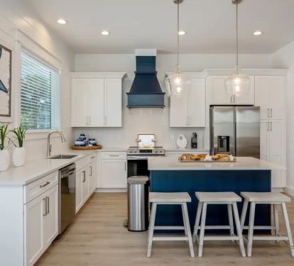 Mariner-5 features a beautiful quartz island for grab-and-go meals, making beach outings effortless for your family!