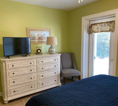 1st Floor Queen Bedroom