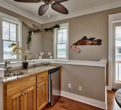 Ahhh, the third floor crowsnest offers the "No Wake Zone" for that getaway view.
