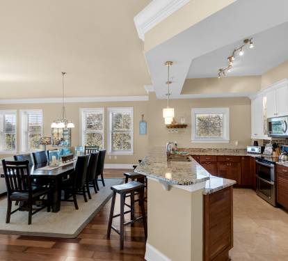 Fully stocked kitchen with all the gadgets and seating for 4 at the bar