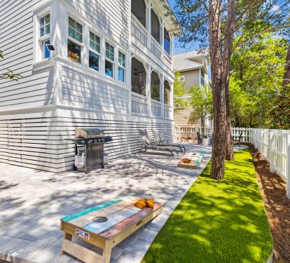 Fully fenced back yard with Gas BBQ - Cornhole -Lounge chairs
