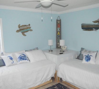 Twin bedroom with extra-long twins, 2 detachable trundle beds, smart tv.