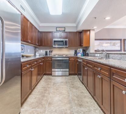 Full kitchen.
