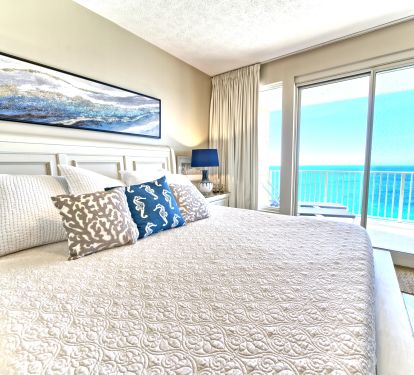 Master bedroom with direct balcony access and beautifyl view of the gulf!