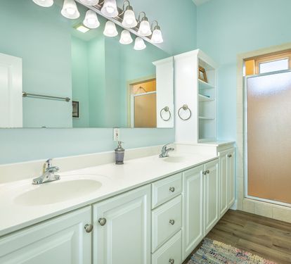 MASTER BATH top floor..nice big shower!