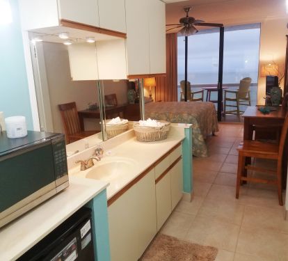 Renovated Studio. All Linen are supplied. Private balcony with coastline view.