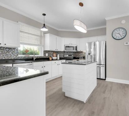 Splash-10 spacious, open kitchen concept allows the family chef to take part in the conversations during meal prep time.