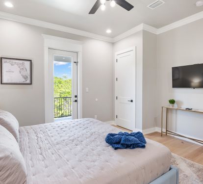 2nd floor king room with private bathroom