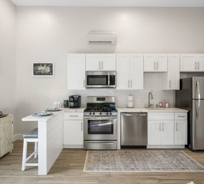 Kitchen- Fully stocked- Full size appliances/Dishwasher/Microwave/Gas range