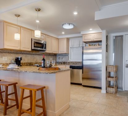KITCHEN AND BREAKFAST BAR 