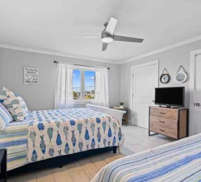 Guest room queen bed then a twin w/twin trundle this room sleeps 4 Views of Thomas drive and the back yard