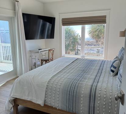 Bedroom 3: Master Suite, Gulf View with Deck access, Smart TV