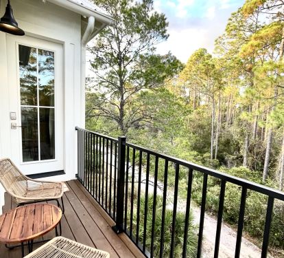 Private deck &amp; entry overlooking Wetlands Nature Preserve. Beautiful birdsongs!