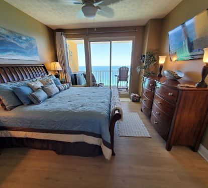 Master has king bed, 60 inch Smart TV, private bath &amp; beautiful view of gulf!