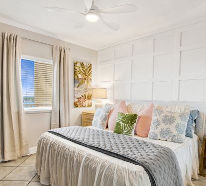 King Bedroom with private bath. Luxury bedding 