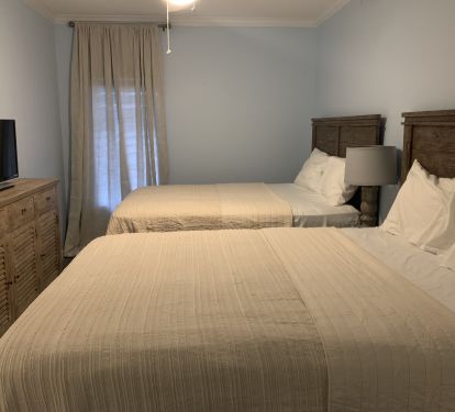 BLUE GUEST ROOM WITH 2 QUEEN BEDS, SLEEPS 4