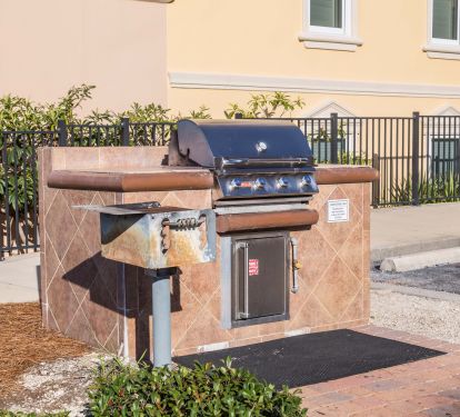 4 Community Gas Grills at Adagio