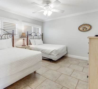 2 full beds in the guest suite