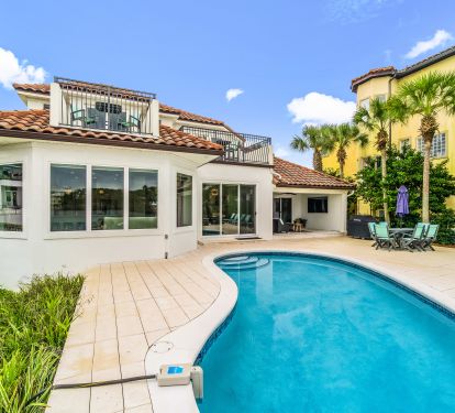 Private pool/ back of home