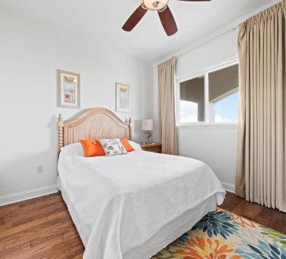 Queen size bed, ceiling fan and smart tv with cable tv.