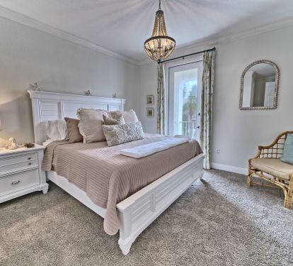 Another King Suite Upstairs ( 2 King Suites) New Bedding &amp; Furn 2024 w balcony