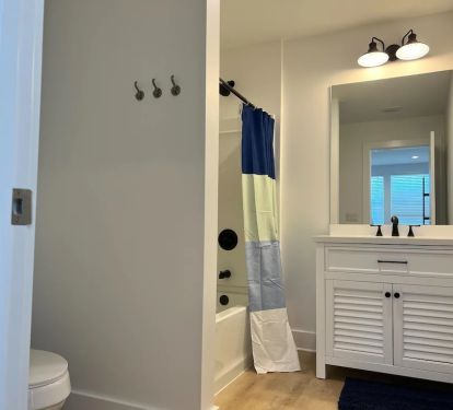 Shared bathroom for bedroom 7 and bunk area (shower/tub combo)