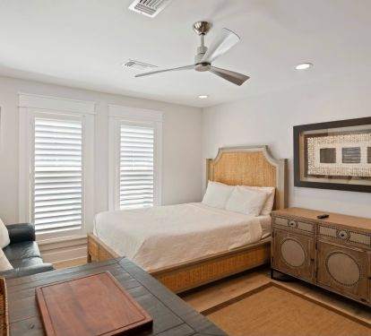 Queen bed -perfect for 2