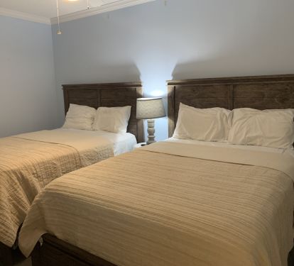 BLUE GUEST ROOM WITH 2 QUEEN BEDS - SLEEPS 4 WITH PRIVATE BATH &amp; FLAT SCREEN TV 
