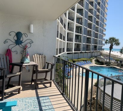 Enjoy the sun on the balcony.