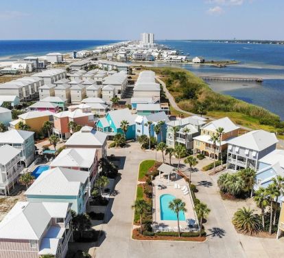 Right in the Center between Gulf Shores 13th Street Beach and the Little Lagoon