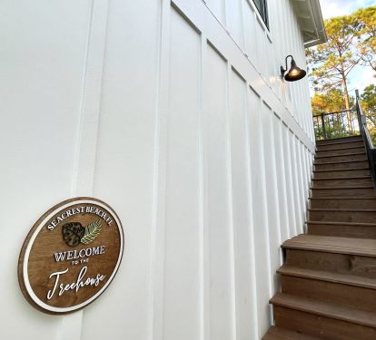 Private side entrance - up the stairs to the treetops!