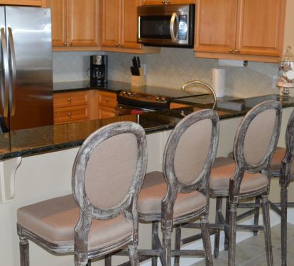 Everyone gets a seat: additional seating for 4 at the kitchen counter