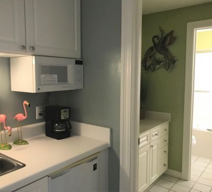 separate kitchenette &amp; vanity area with bathroom (jetted tub) in 3rd bedrm 
