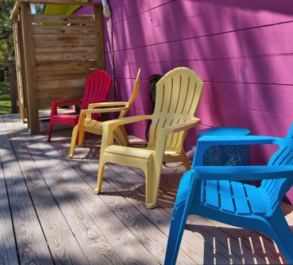 Side deck with seating and an outdoor shower