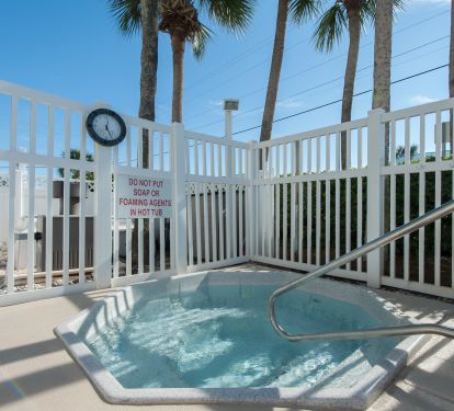 Gorgeous communal hot tub just seconds away